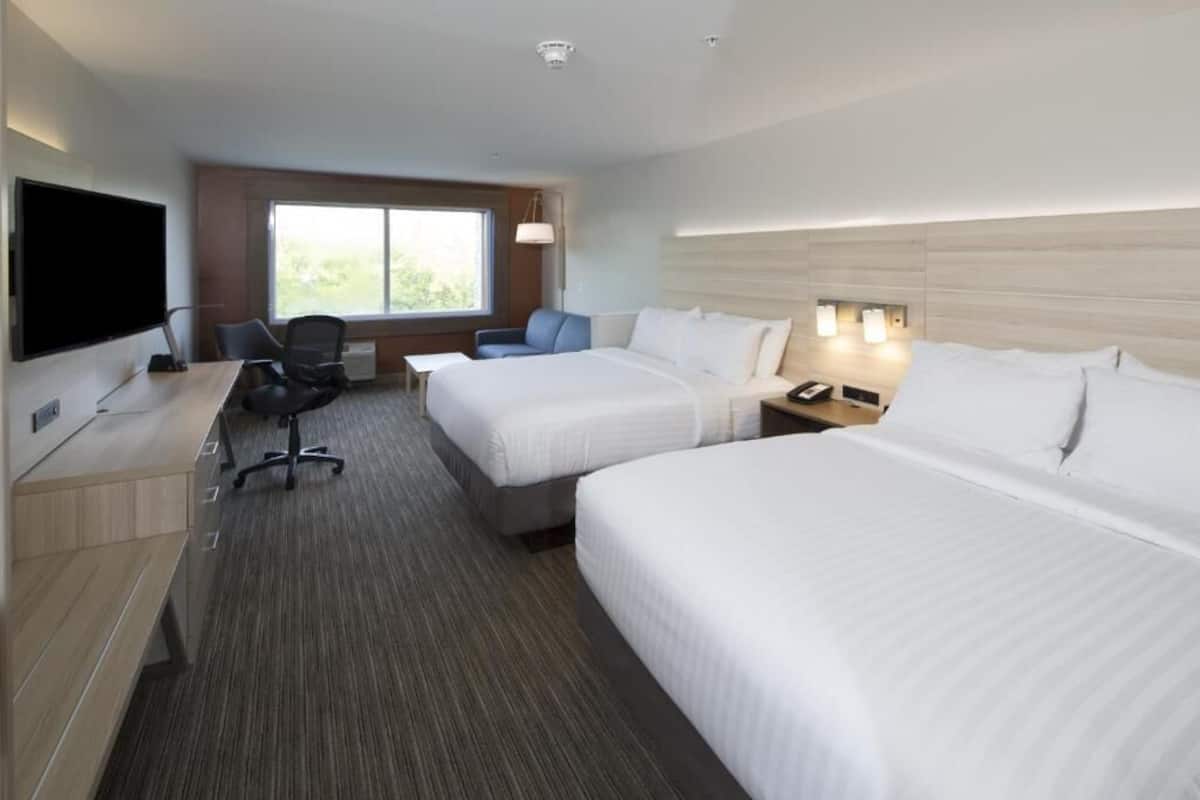 Quarto luxo, várias camas | Cofres nos quartos, escrivaninha, espaço de trabalho para notebook