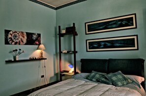 Escritorio, cortinas blackout, tabla de planchar con plancha y cunas