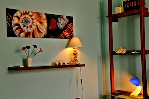Escritorio, cortinas blackout, tabla de planchar con plancha y cunas