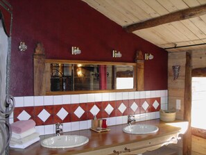 Douche, articles de toilette gratuits, sĂšche-cheveux, peignoirs