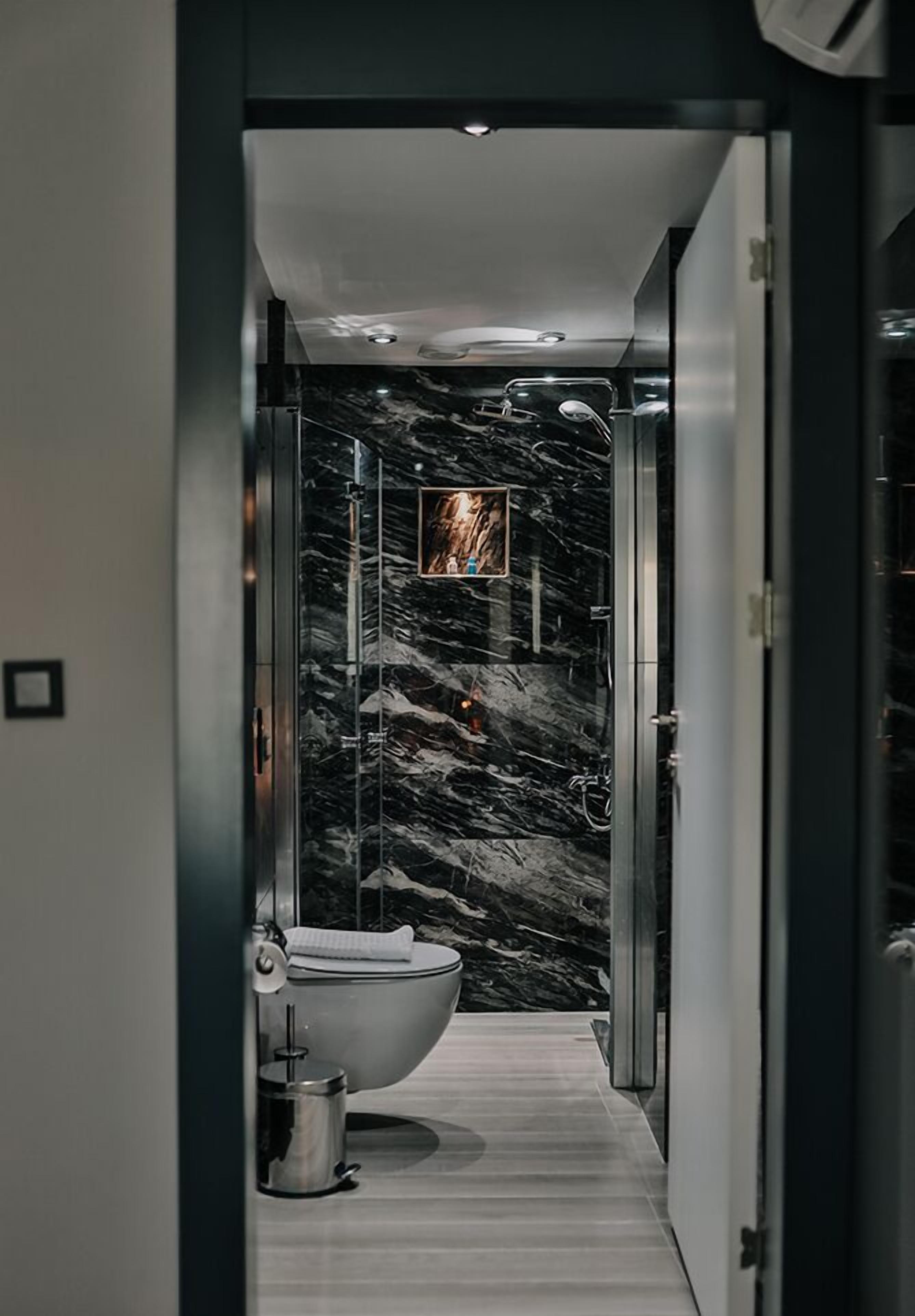 superior room | bathroom | free toiletries, hair dryer, slippers, towels