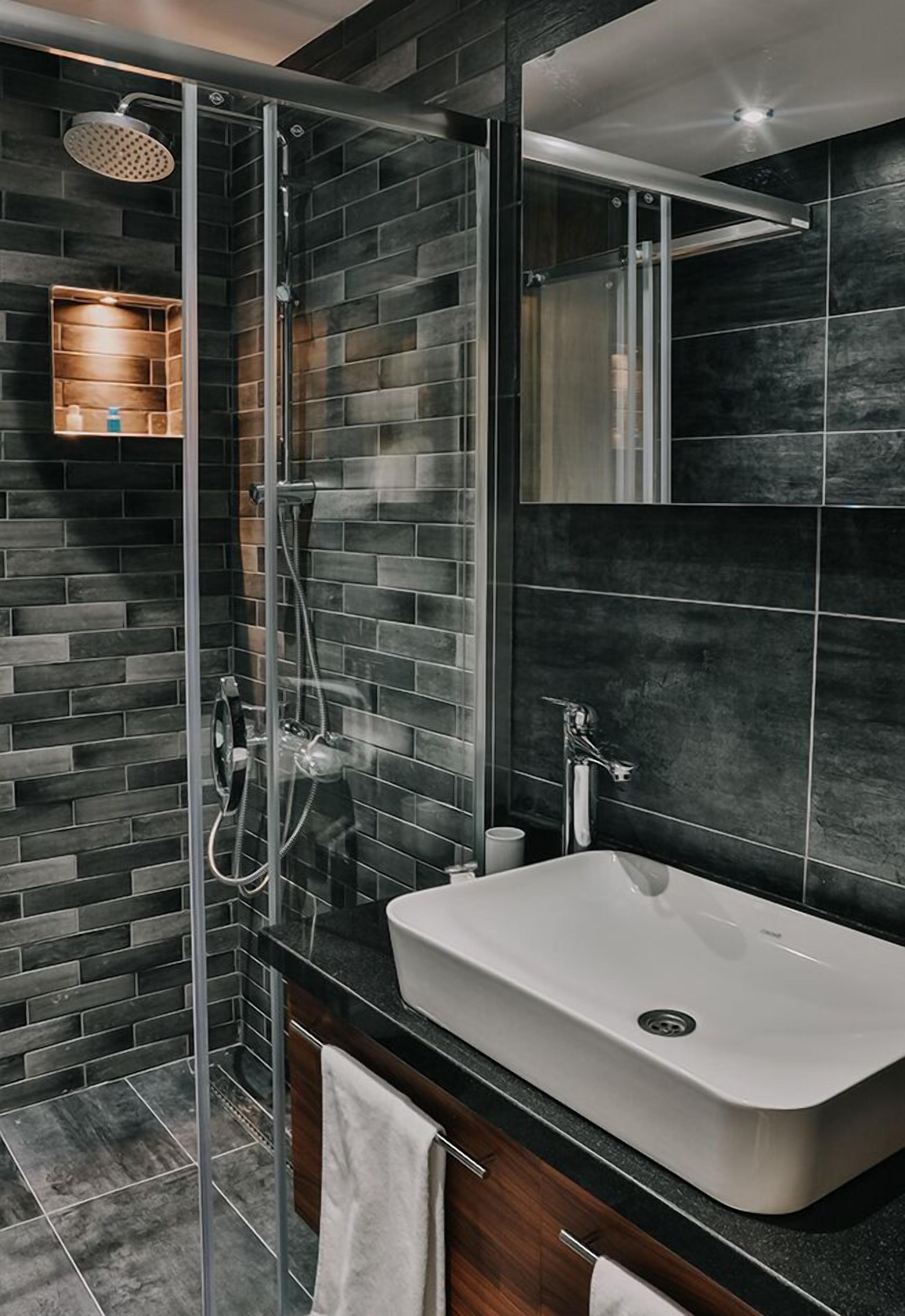 standard room | bathroom | free toiletries, hair dryer, slippers, towels