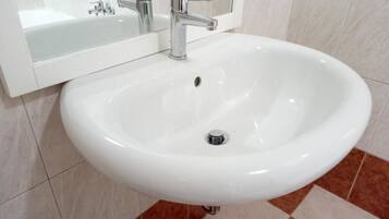 Duschwanne, Haartrockner, Bidet