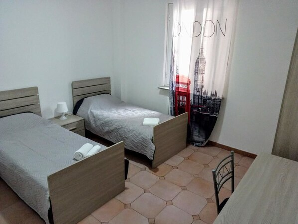 Chambre, salle de bains commune