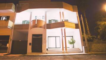 Facciata della struttura - sera/notte