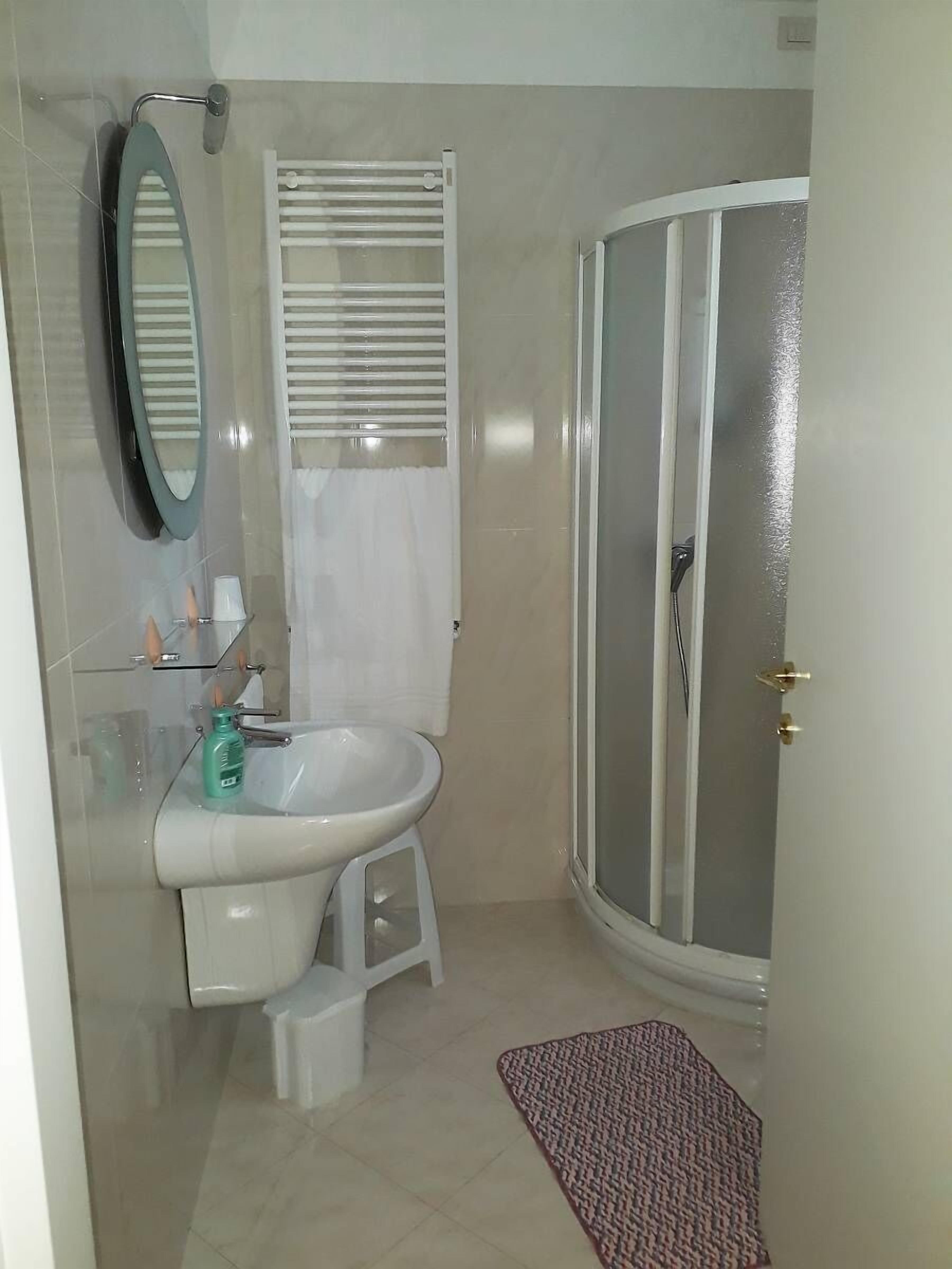 Habitación individual | Baño | Ducha, secador de pelo, bidé y toallas