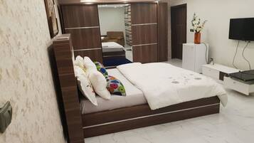 Deluxe Apartment | Desk, laptop workspace, blackout curtains, iron/ironing board