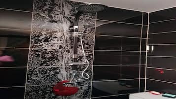 Deluxe Apartment | Bathroom | Shower, rainfall showerhead, towels, soap