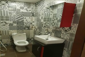 Deluxe Apartment | Bathroom | Shower, rainfall showerhead, towels, soap