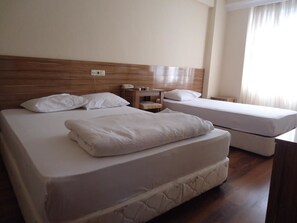 Standard Triple Room | Free WiFi, bed sheets - Hotel Ozkar (Mersin)