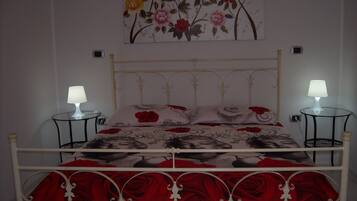 Deluxe Triple Room, 1 Bedroom, Private Bathroom | 1 bedroom, soundproofing, cribs (surcharge), WiFi (free)