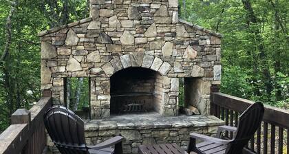 Cabina del oso azul en el lago Blue Ridge.  Gema rara en aguas profundas del lago!