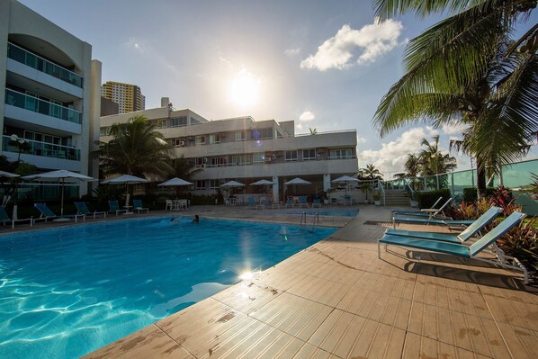 Piscina externa, espreguiçadeiras