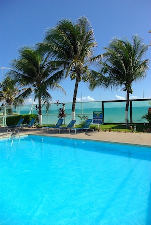 Piscina externa, espreguiçadeiras