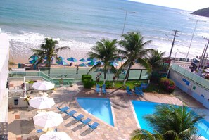 Piscina externa, espreguiçadeiras
