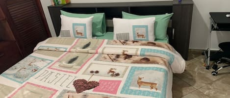 City Apartment | 3 bedrooms, premium bedding, blackout drapes, iron/ironing board