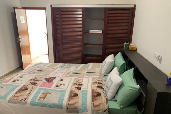 Lägenhet City | 3 sovrum, sängtillbehör av högsta kvalitet och mörkläggningsgardiner