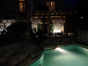 Piscine extérieure, chaises longues
