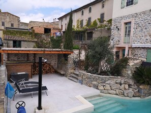 Piscina externa, espreguiçadeiras