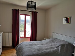 Double Room, Mountain View | Iron/ironing board, free cots/infant beds, rollaway beds, free WiFi - L'Ours des Corbières - Chambres d'hôtes (Serviès-en-Val)