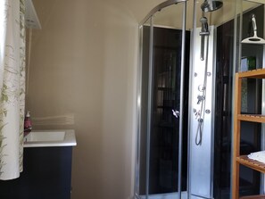 Double Room | Bathroom | Shower, free toiletries, hair dryer, towels