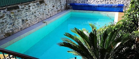 Utomhuspool och solstolar