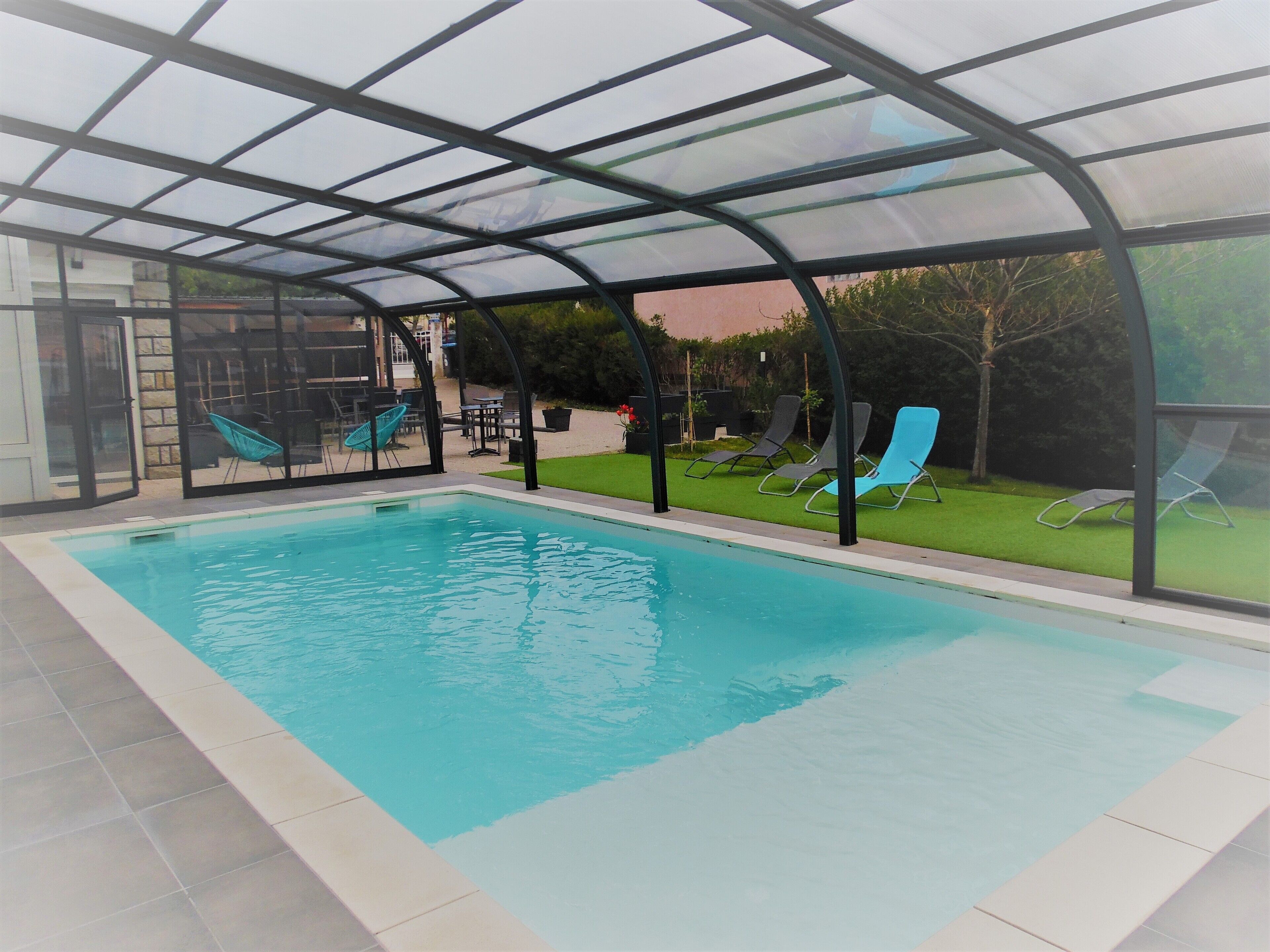 Piscine couverte, chaises longues