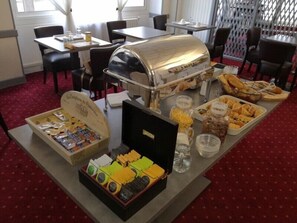 Daily buffet breakfast for a fee - Hôtel Chante Grelet (Chatel-Guyon)