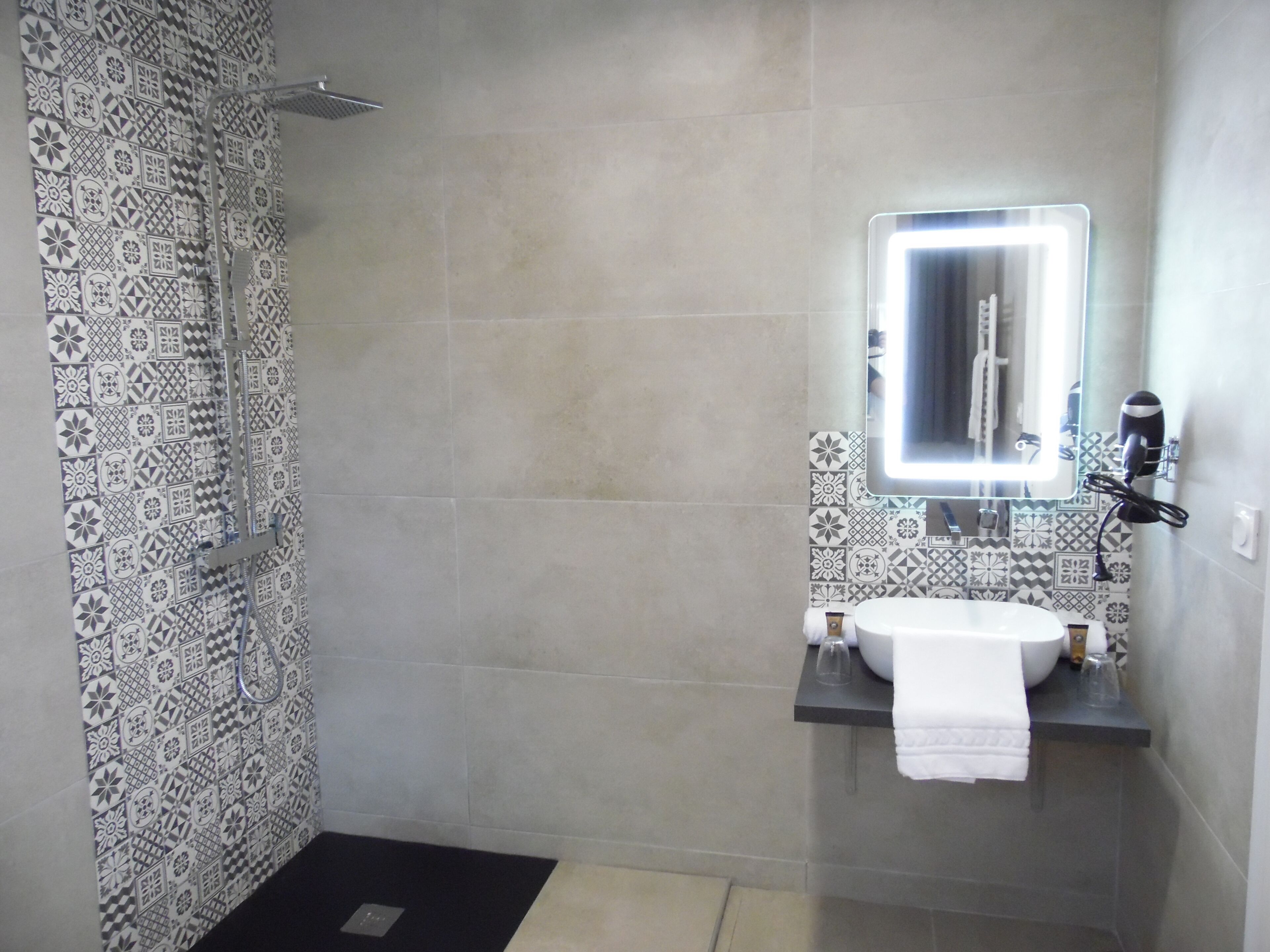 standard double room | bathroom | shower, towels