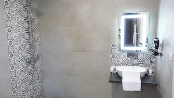 Standard Double Room | Bathroom