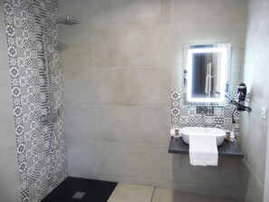 Standaard tweepersoonskamer | Badkamer | Een douche, handdoeken