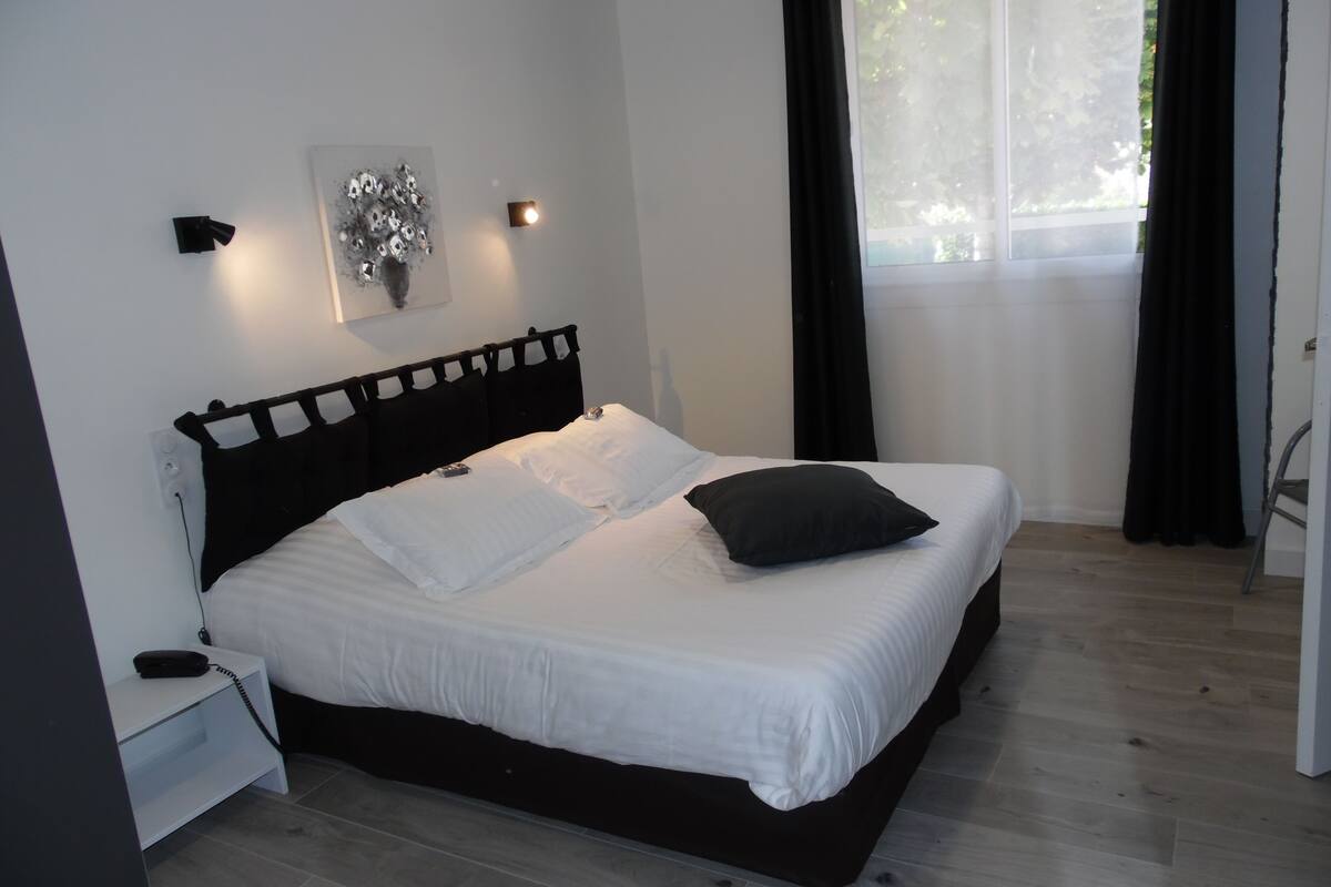 standard double room | 1 bedroom, in-room safe, individually decorated, individually furnished