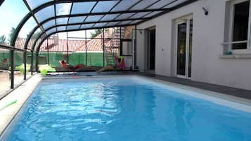 Inomhuspool och solstolar