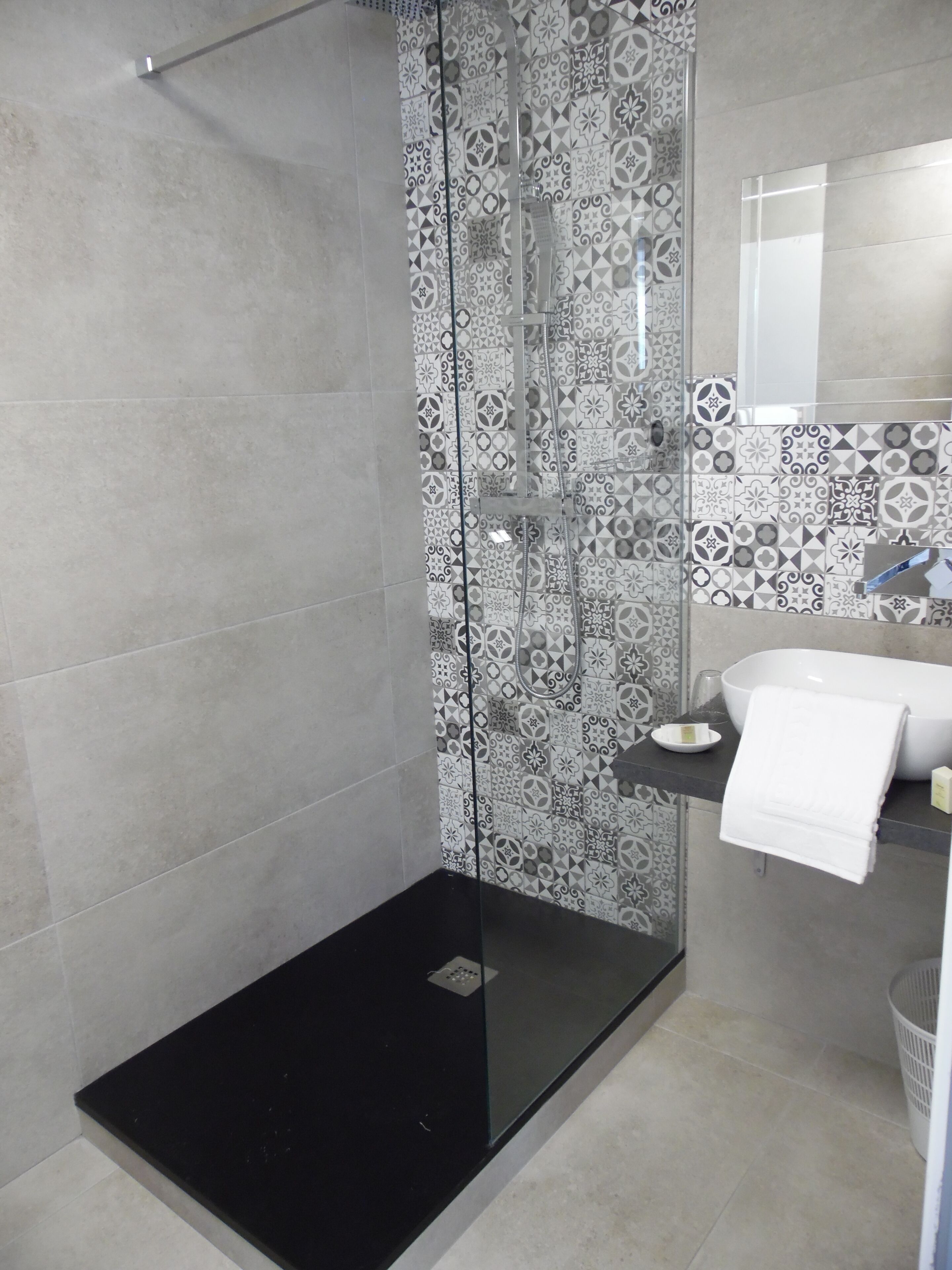 family suite | bathroom | shower, towels