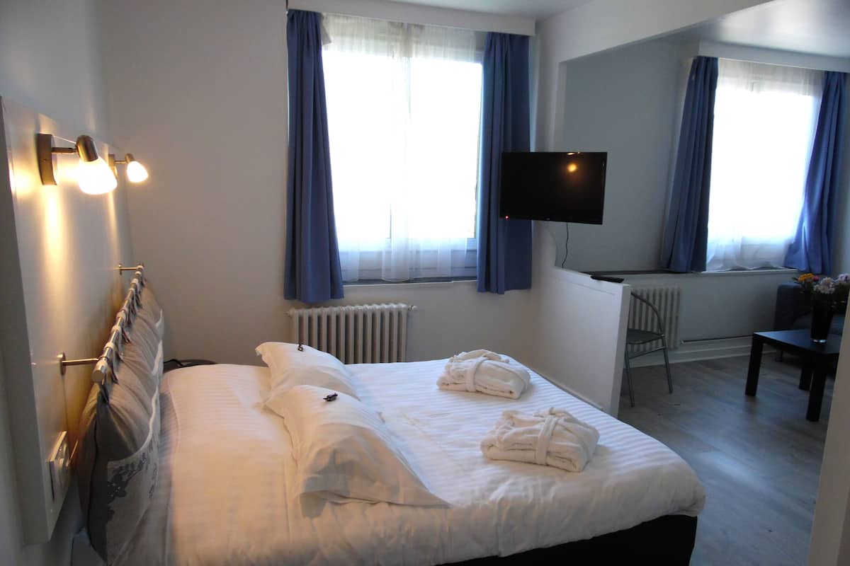 Suite | 1 bedroom, in-room safe, desk, iron/ironing board (on request)