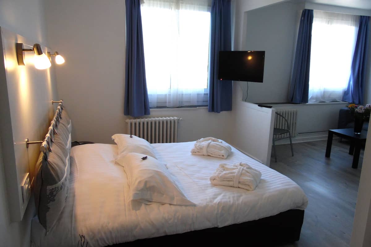 suite | 1 bedroom, in-room safe, individually decorated, individually furnished