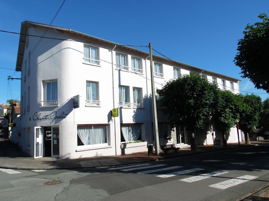 Vista frontal de la propiedad