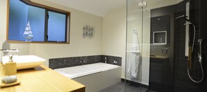 Bathtub, hair dryer, towels, toilet paper - Tasman Vista - Stunning Nelson Holiday Home with Spa Pool (Tahunanui)