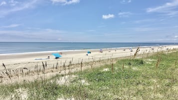 PĂ„ stranden och solstolar
