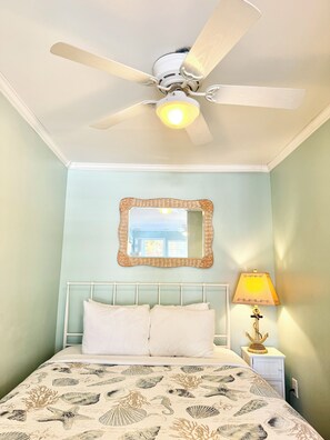 Tabla de planchar con plancha, wifi gratis y ropa de cama 