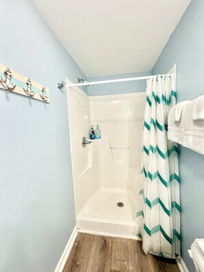 Regadera, secadora de cabello, toallas, jabón 