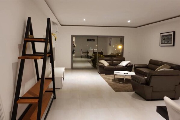 Comfort Penthouse | Living room | 40-inch flat-screen TV with satellite channels, TV - Appart 650 T3 (Abidjan)