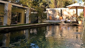 Piscine extérieure, chaises longues