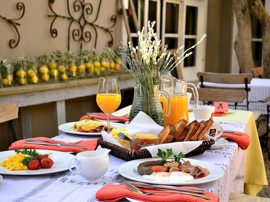 Free daily English breakfast