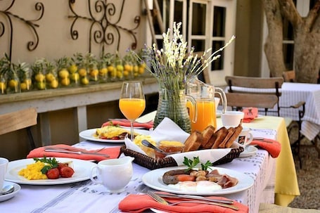 Free daily English breakfast