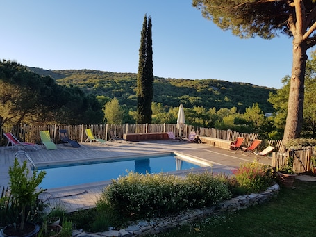Piscine extérieure, parasols de plage, chaises longues. Mas des Ballats