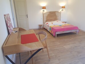 Familie suite, balkon | Een kluis op de kamer, een bureau, gratis wifi, beddengoed
