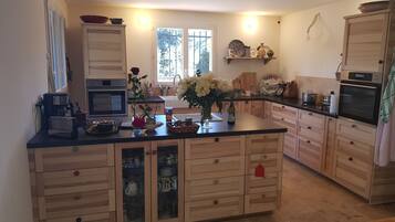 Family Suite, Balcony | Shared kitchen | Fridge, microwave, electric kettle, cookware/dishes/utensils