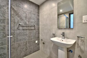 Apartment, 2 Bedrooms (2201) | Bathroom | Towels - Vallettastay Orangerie (Valletta)