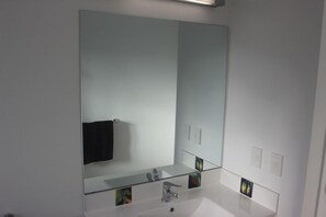 シャワー、ヘアドライヤー、タオル、石鹸